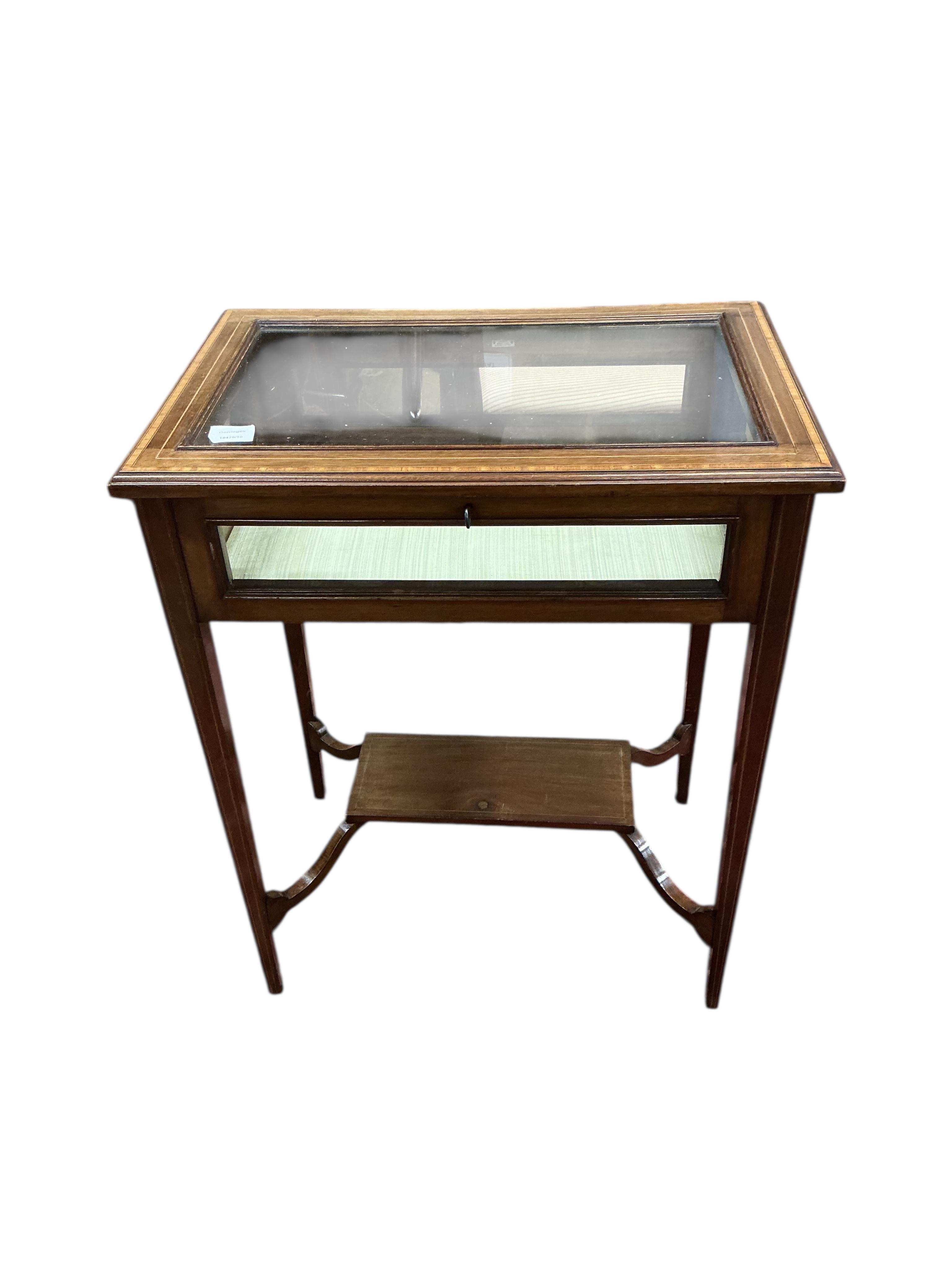 An Edwardian satinwood banded mahogany bijouterie table, width 61cm, depth 41cm, height 76cm
